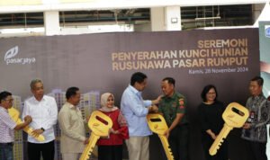 Menteri PKP Menyerahkan Kunci Rusun Pasar Rumput kepada Penghuni