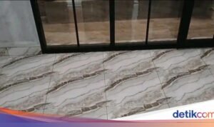 Viral! Kesalahan Pemasangan Keramik Lantai dengan Motif Ular Kadut