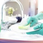Kelima Kebiasaan Buruk saat Mencuci Piring yang Perlu Dihindari!