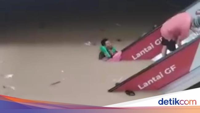 Kisah Pekerja di Mega Mal Bekasi: Bertahan di Tengah Banjir